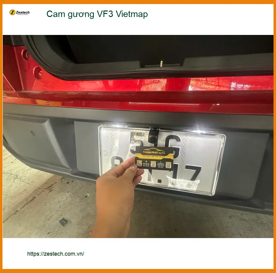 Chị Thảo lắp cam gương Vietmap cho VinFast VF3 tại Quận Tân Phú để lùi xe an toàn