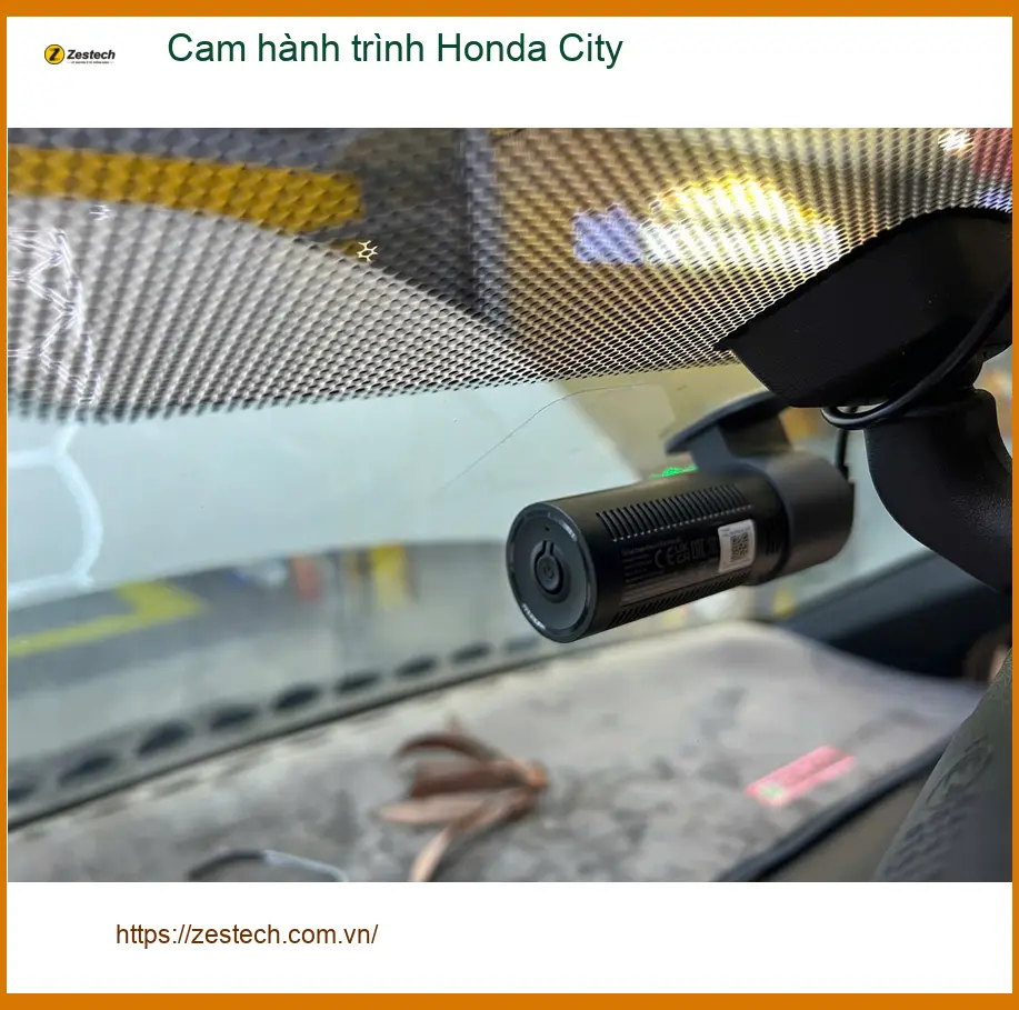 Anh Trường lắp cam hành trình cho Honda City tại Quận 9 để ghi lại hành trình