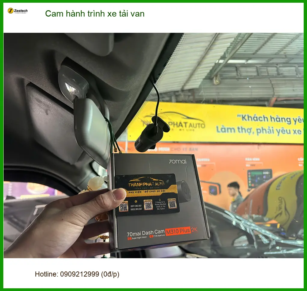 Chị Thanh lắp cam hành trình cho xe tải van Thaco Towner tại Cần Giờ để ghi lại chuyến đi