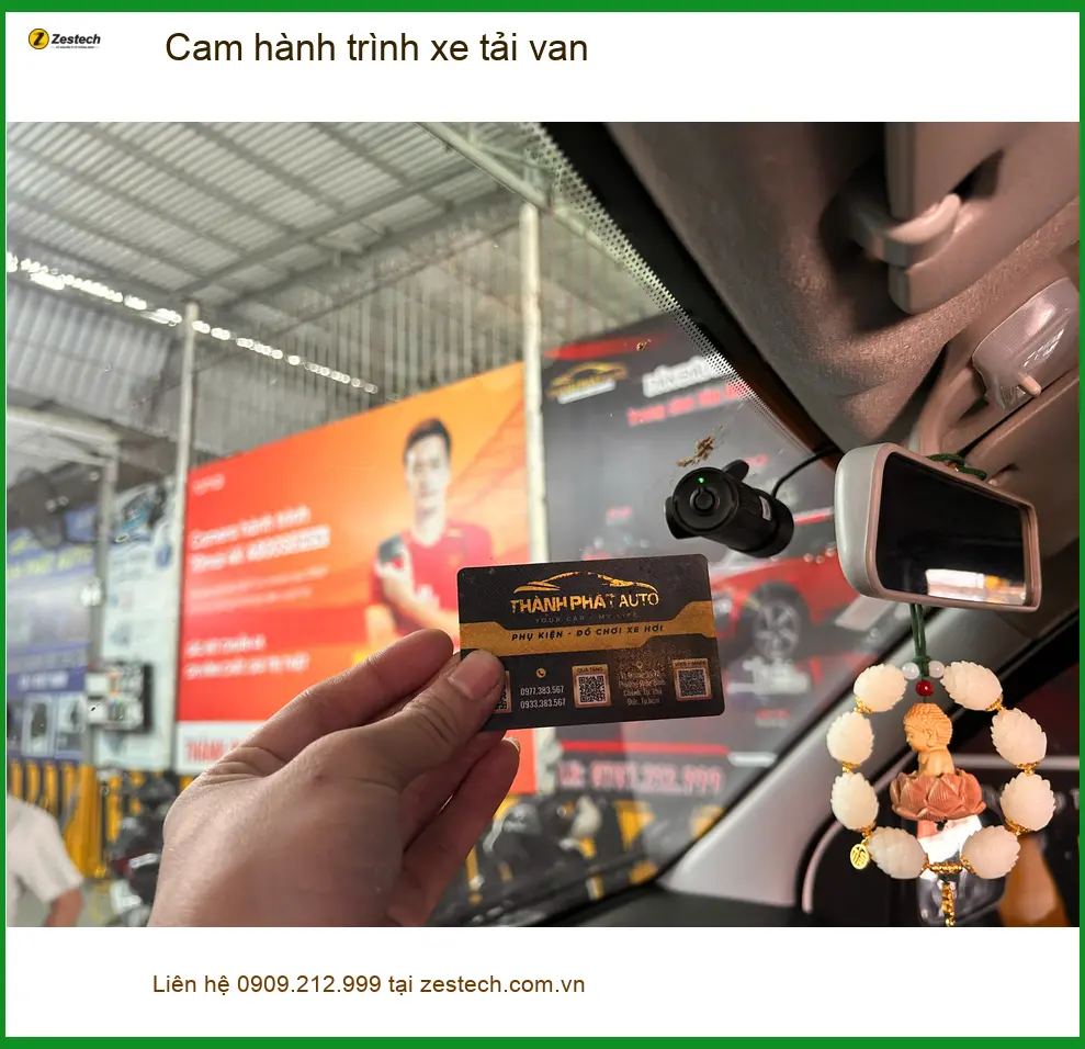 Chị Thanh lắp cam hành trình cho xe tải van Thaco Towner tại Cần Giờ để ghi lại chuyến đi ảnh thực tế 2