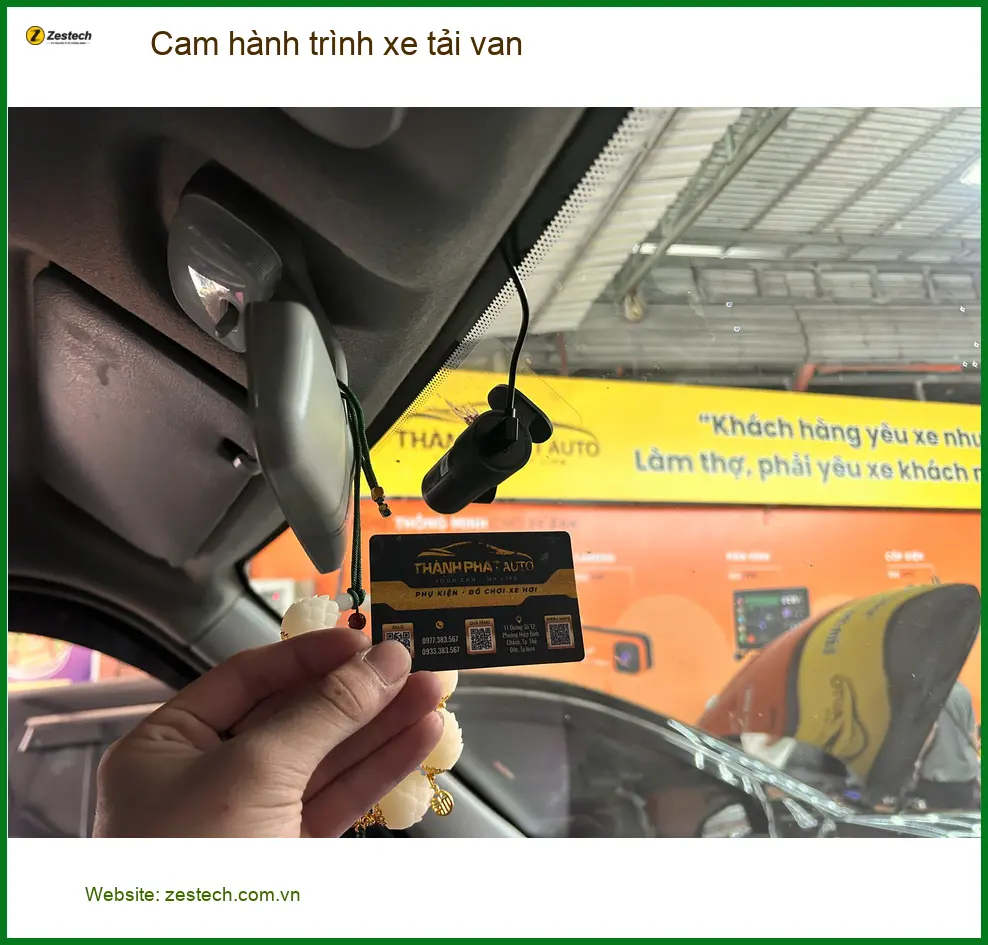 Chị Thanh lắp cam hành trình cho xe tải van Thaco Towner tại Cần Giờ để ghi lại chuyến đi ảnh thực tế 3