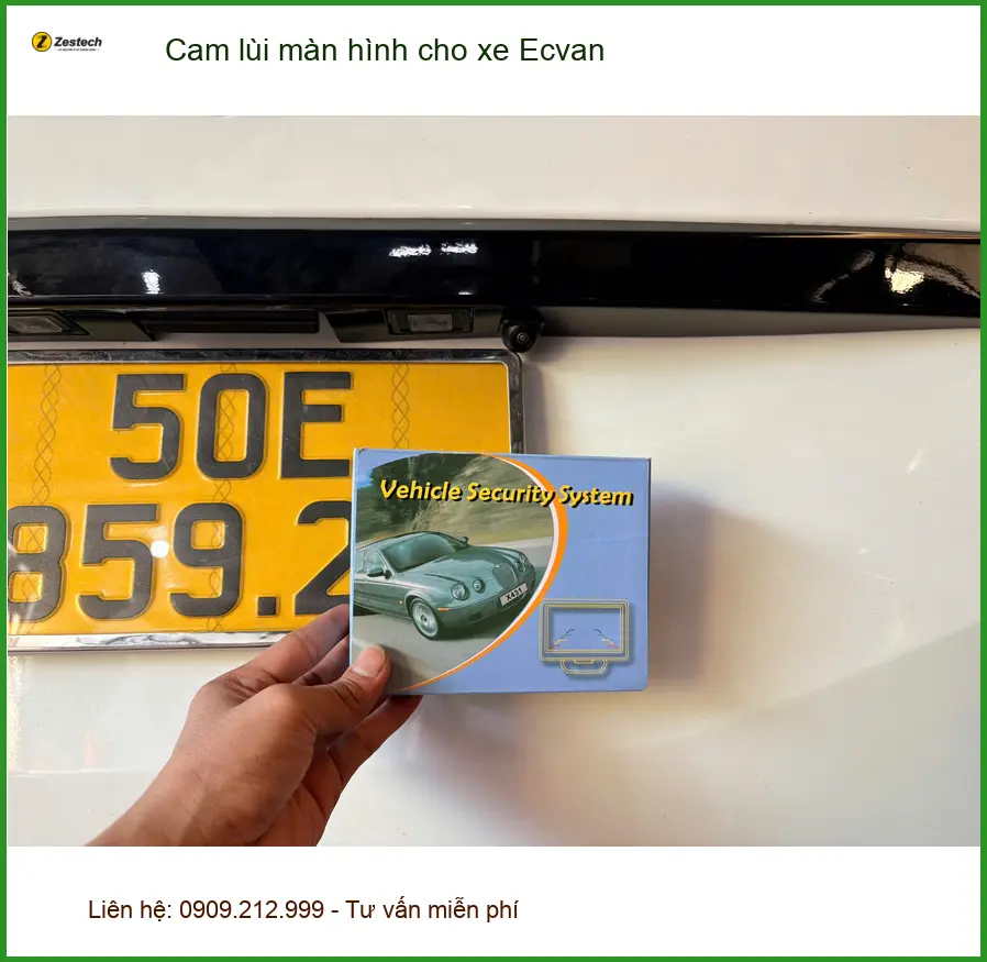 Anh Quốc Anh lắp cam lùi màn hình xe Ecvan tại Quận 12 tránh va chạm.