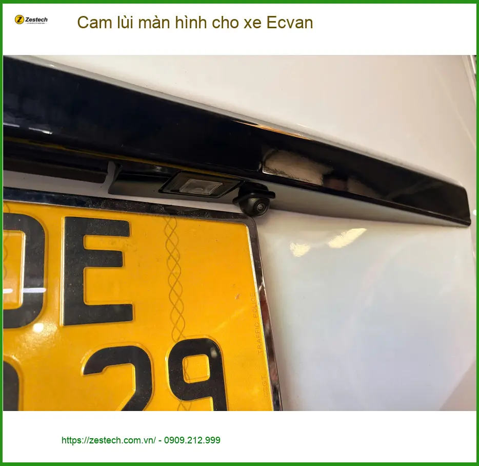 Anh Quốc Anh lắp cam lùi màn hình xe Ecvan tại Quận 12 tránh va chạm. ảnh thực tế 2