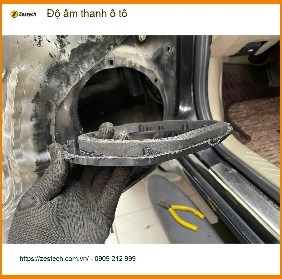 Chị Mai Hương độ âm thanh ô tô Hyundai SantaFe ở Quận 11 để nghe nhạc hay hơn ảnh thực tế 2
