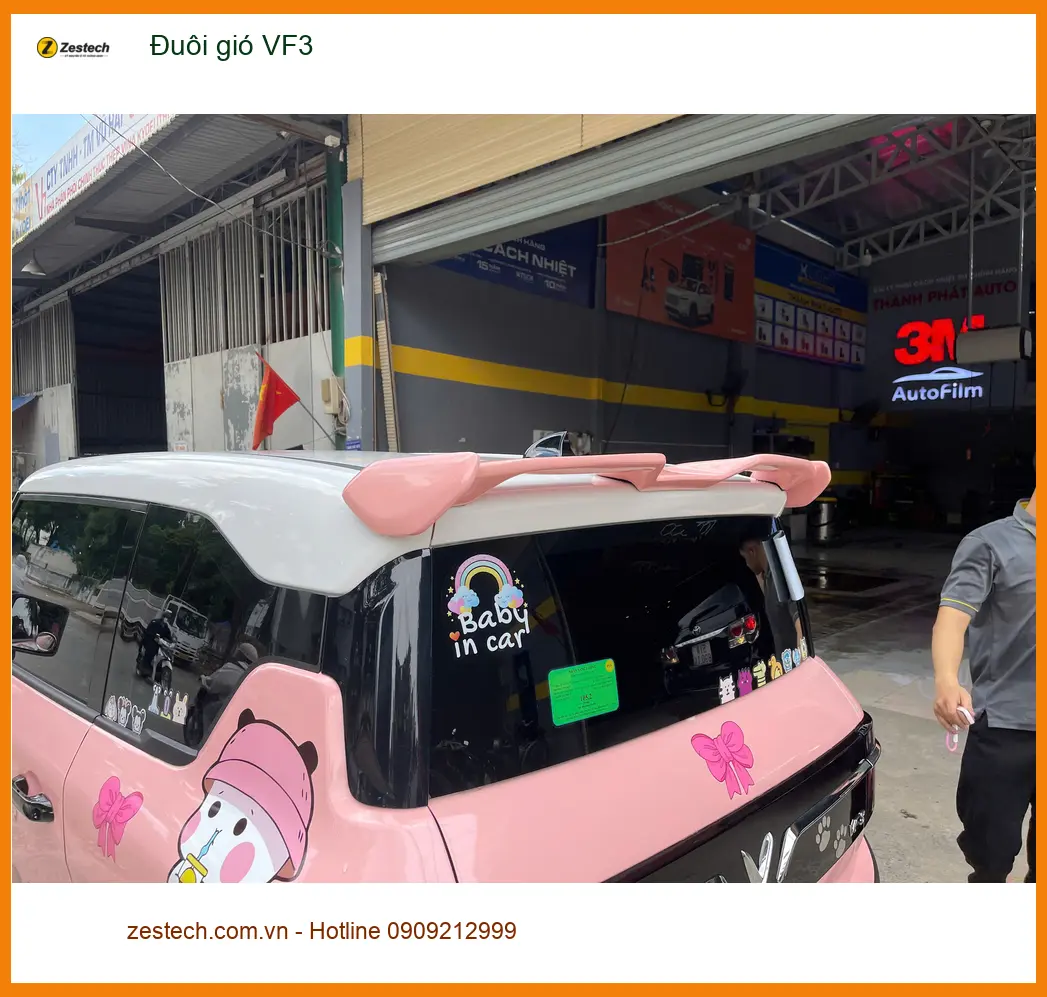 Chị Thảo lắp đuôi gió VinFast VF3 tại Quận 2 để xe trông thể thao hơn