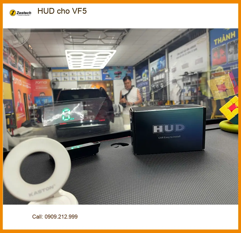 Chị Thảo lắp HUD cho VinFast VF5 tại Quận 12 để lái xe an toàn hơn