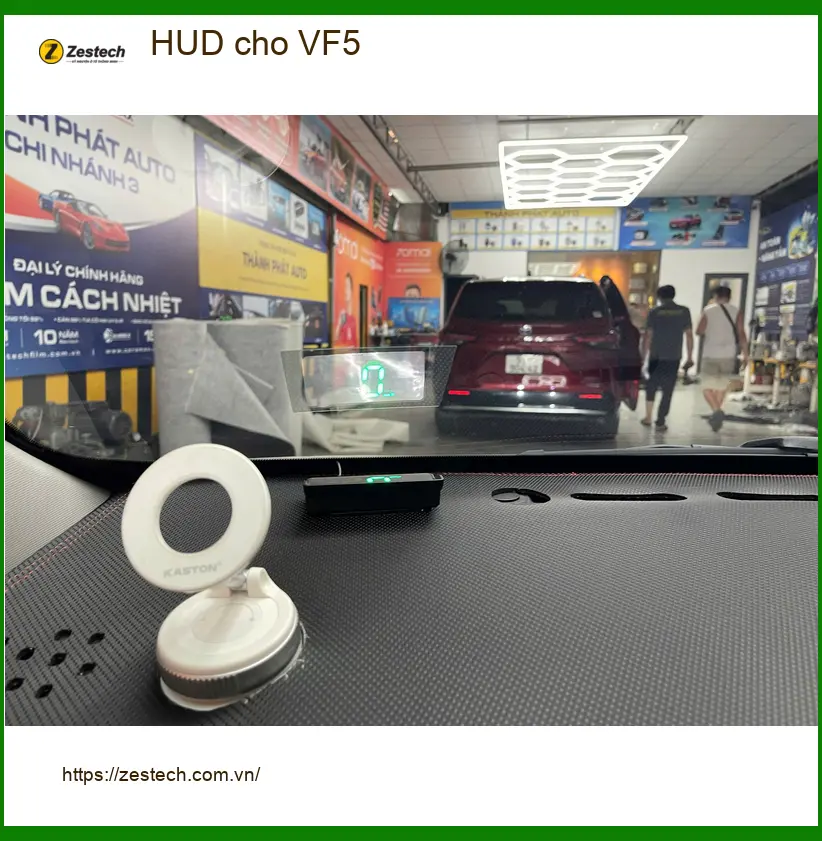 Chị Thảo lắp HUD cho VinFast VF5 tại Quận 12 để lái xe an toàn hơn ảnh thực tế 3