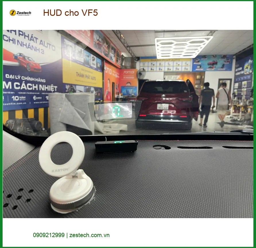 Chú Long lắp HUD cho VinFast VF5 tại Quận 9 để hiển thị thông tin rõ ràng ảnh thực tế 4