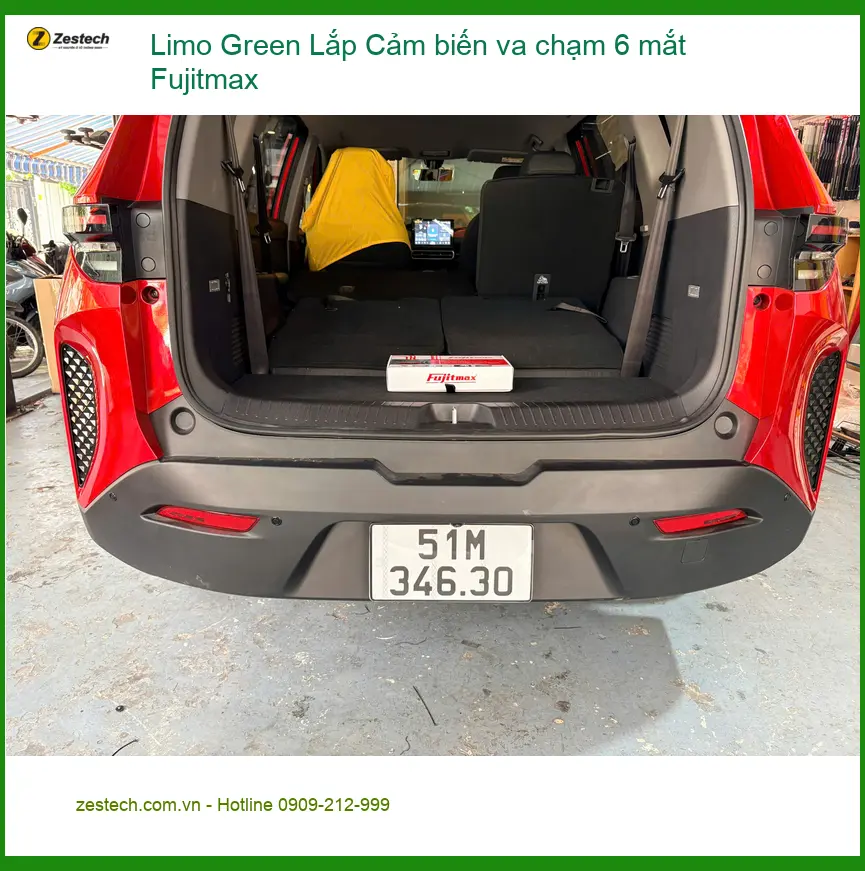 Anh Long lắp cảm biến va chạm 6 mắt Fujitmax cho VinFast Lux A2.0 tại Quận Tân Phú để an tâm đỗ xe. ảnh thực tế 4