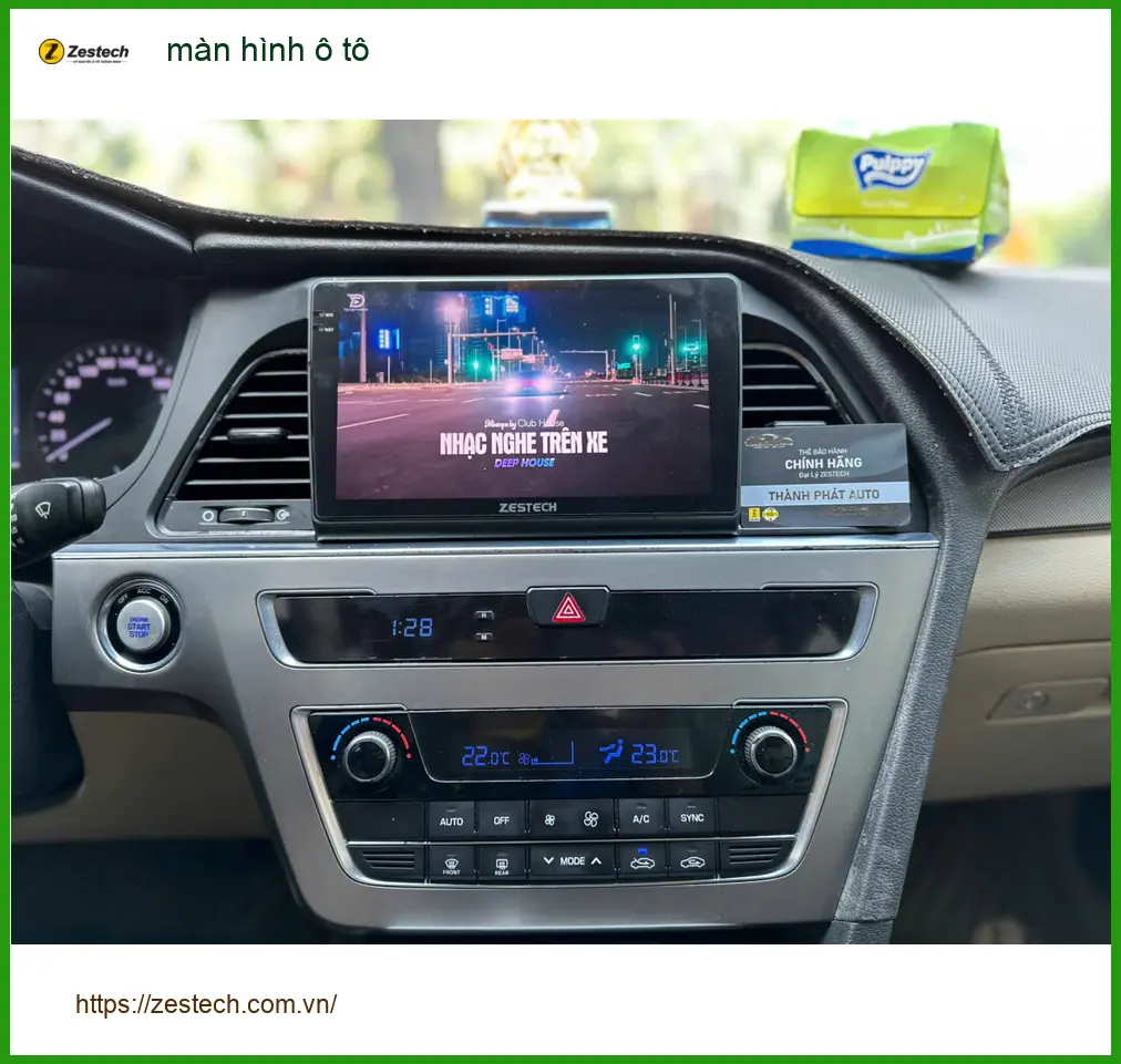 Anh Tùng lắp màn hình ô tô cho Hyundai SantaFe tại Cần Giờ để tiện theo dõi dẫn đường