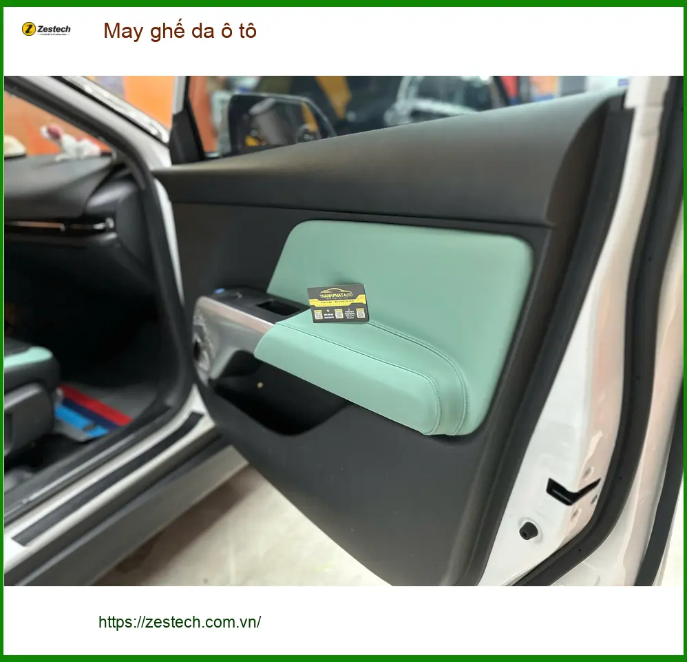 Anh Duy may ghế da ô tô cho Toyota Camry tại Quận 10 vì ghế cũ đã sờn rách ảnh thực tế 5