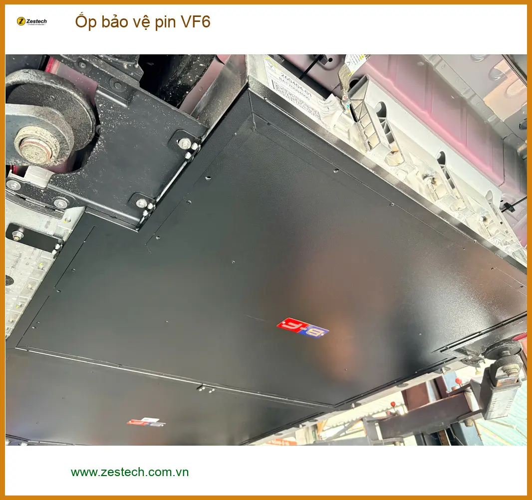 Chị Thảo lắp ốp bảo vệ pin VF6 tại Quận 9 để tránh va đập gầm xe