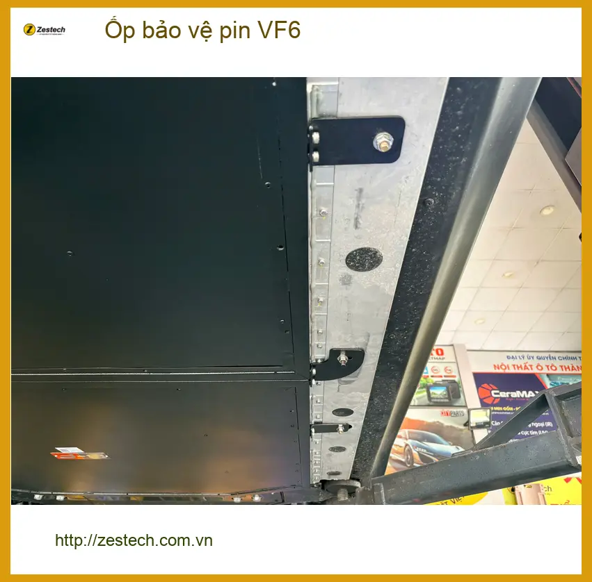 Chị Thảo lắp ốp bảo vệ pin VF6 tại Quận 9 để tránh va đập gầm xe ảnh thực tế 3