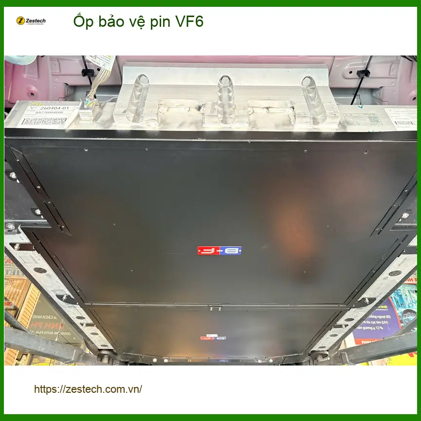 Chị Thảo lắp ốp bảo vệ pin VF6 tại Quận 9 để tránh va đập gầm xe ảnh thực tế 4
