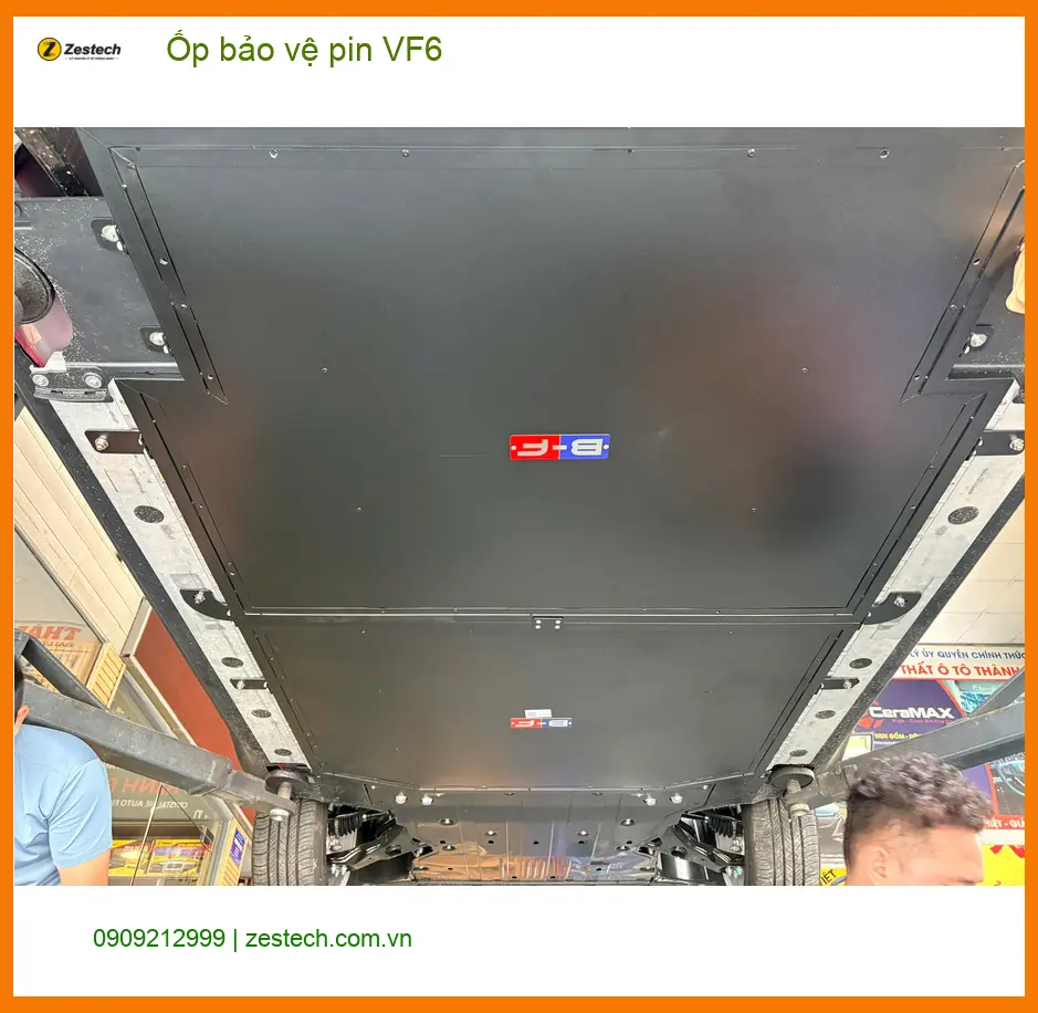 Anh Khải lắp ốp bảo vệ pin VF6 tại Nhà Bè để tăng cường độ bền cho xe