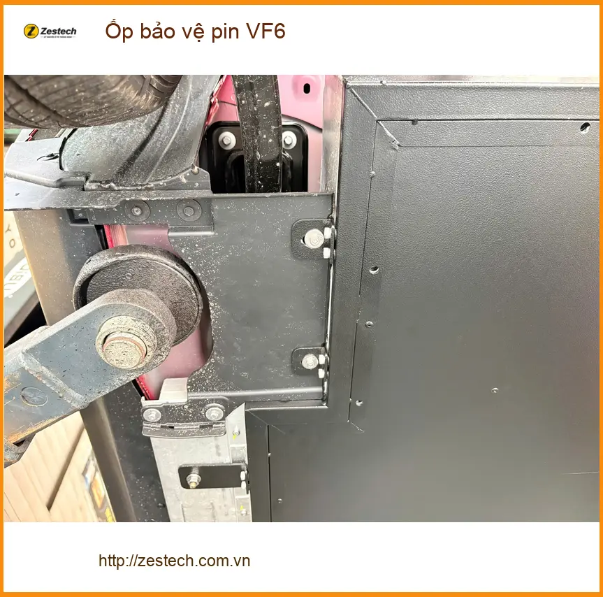 Anh Khải lắp ốp bảo vệ pin VF6 tại Nhà Bè để tăng cường độ bền cho xe ảnh thực tế 4