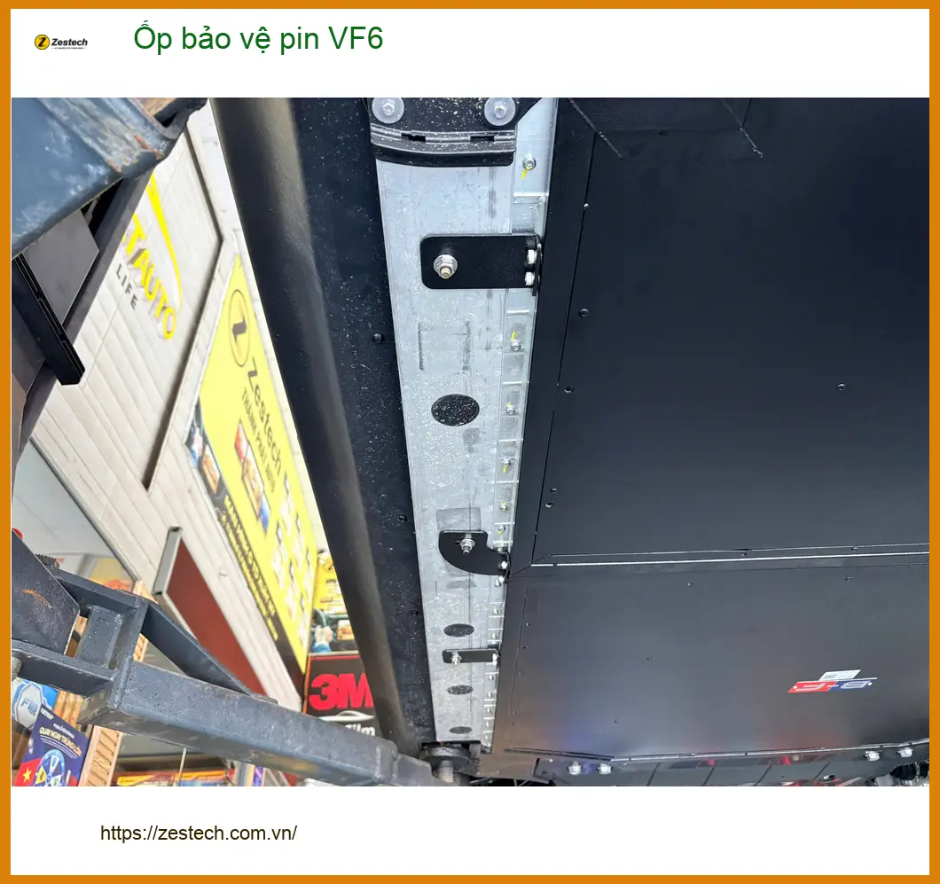 Cô Thủy lắp ốp bảo vệ pin VF6 tại Quận Gò Vấp, an tâm hơn khi di chuyển.