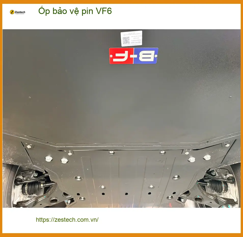 Cô Thủy lắp ốp bảo vệ pin VF6 tại Quận Gò Vấp, an tâm hơn khi di chuyển. ảnh thực tế 2