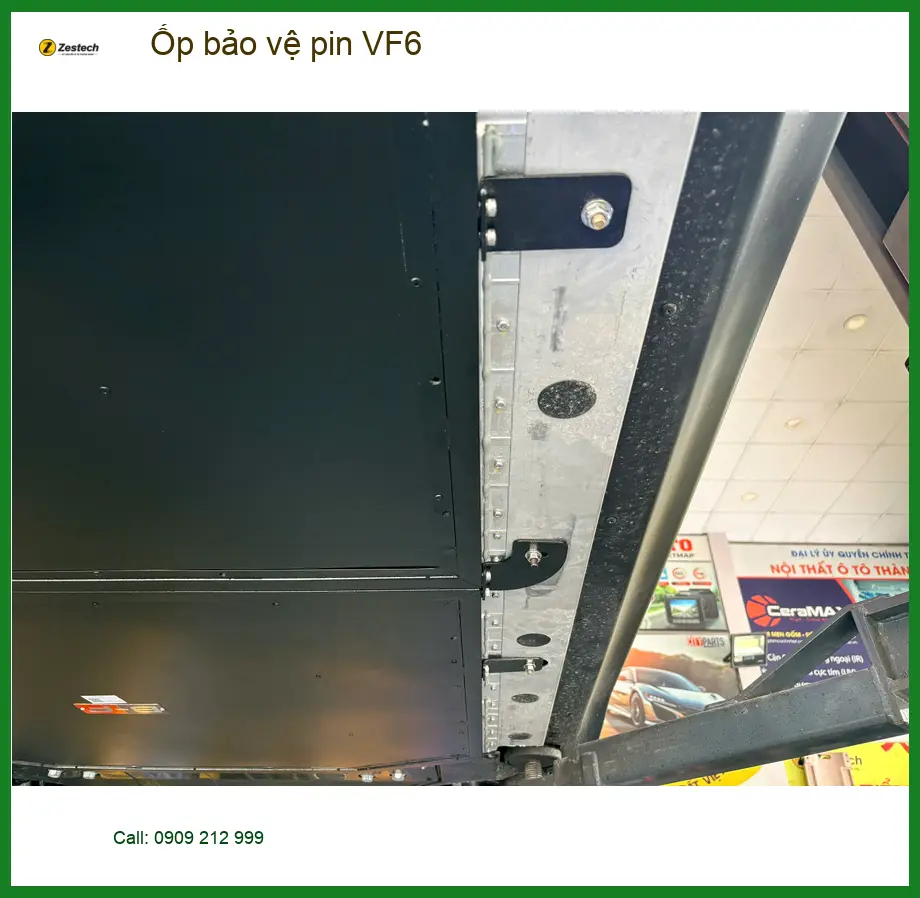 Cô Thủy lắp ốp bảo vệ pin VF6 tại Quận Gò Vấp, an tâm hơn khi di chuyển. ảnh thực tế 3