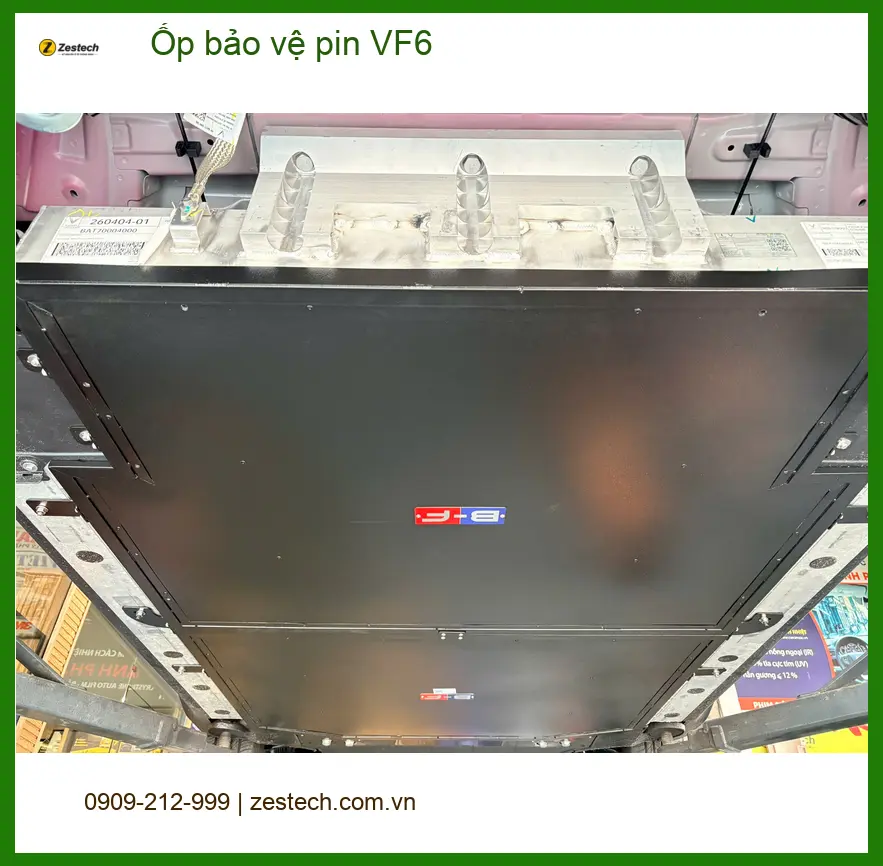Cô Thủy lắp ốp bảo vệ pin VF6 tại Quận Gò Vấp, an tâm hơn khi di chuyển. ảnh thực tế 4
