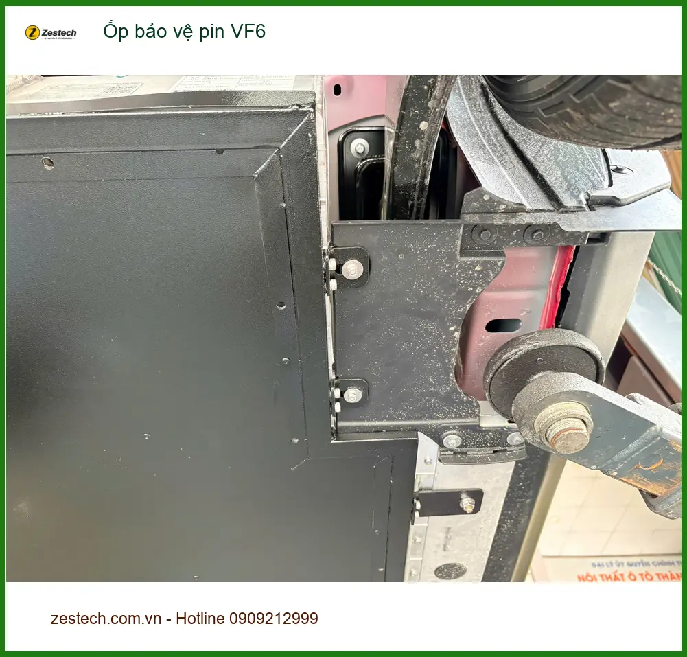 Chị Thảo Vy lắp ốp bảo vệ pin VF6 tại Quận 10 để bảo vệ tối ưu cho xe điện ảnh thực tế 4