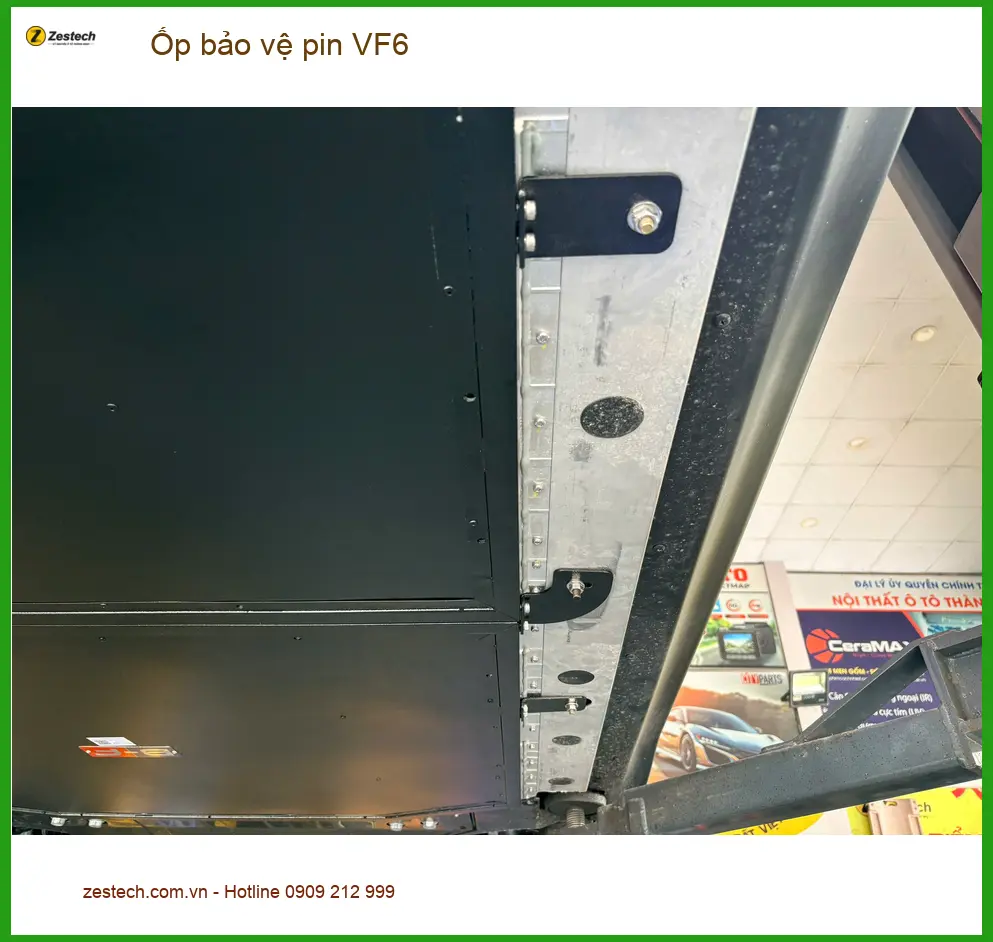Chị Thanh lắp ốp bảo vệ pin VinFast VF6 cho chiếc xe mới mua tại Cần Giờ