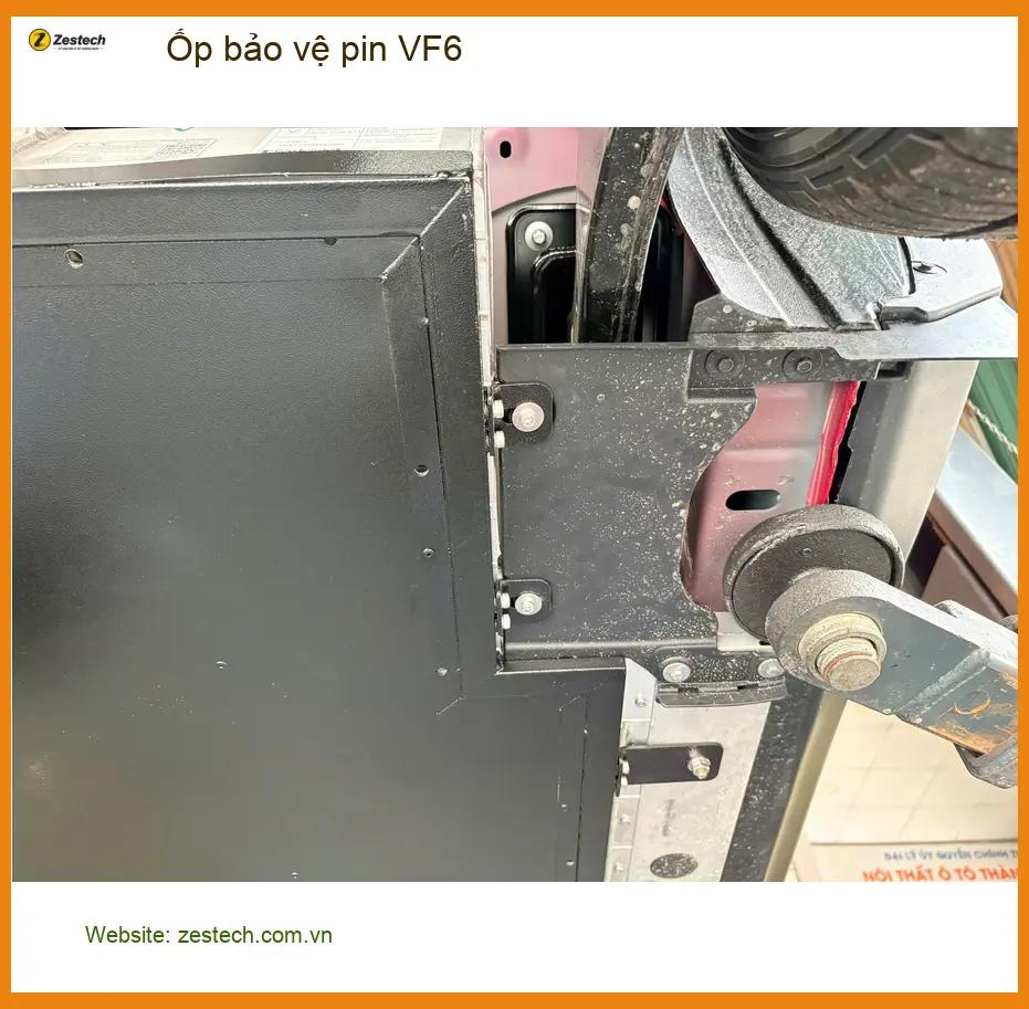 Chị Thanh lắp ốp bảo vệ pin VinFast VF6 cho chiếc xe mới mua tại Cần Giờ ảnh thực tế 2