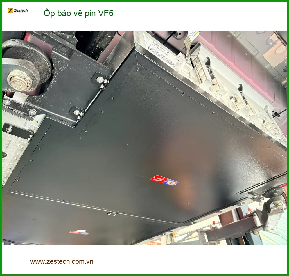 Chị Thanh lắp ốp bảo vệ pin VinFast VF6 cho chiếc xe mới mua tại Cần Giờ ảnh thực tế 3