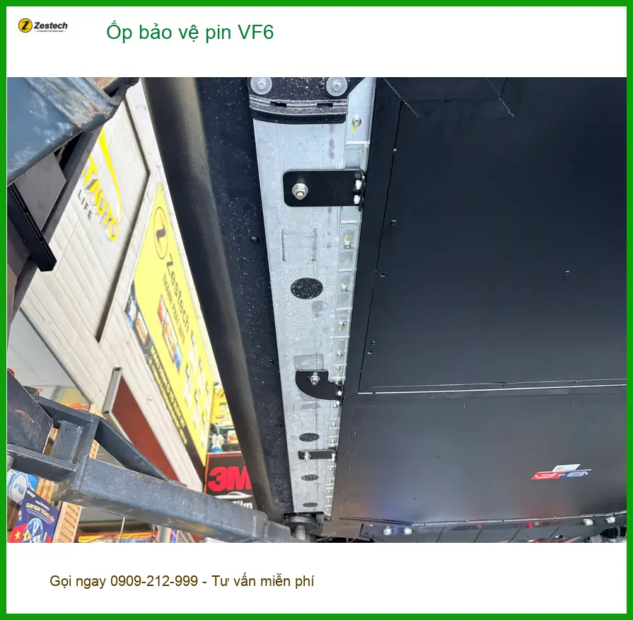 Chị Thanh lắp ốp bảo vệ pin VinFast VF6 cho chiếc xe mới mua tại Cần Giờ ảnh thực tế 4