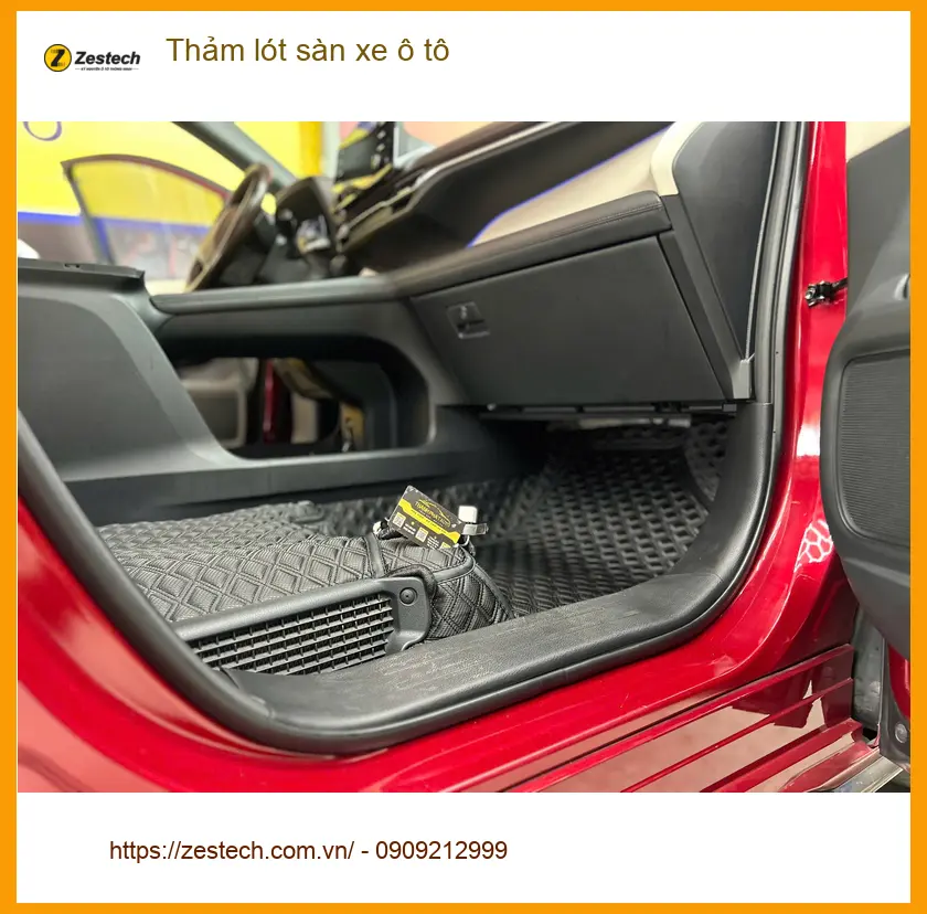Anh Tuấn Anh thay thảm lót sàn xe ô tô Toyota Raize tại Quận Bình Tân để xe luôn sạch sẽ