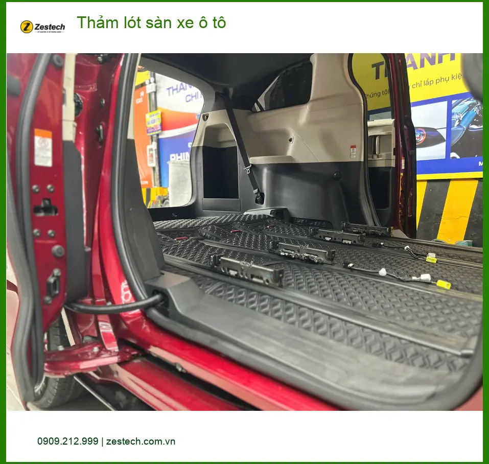 Anh Tuấn Anh thay thảm lót sàn xe ô tô Toyota Raize tại Quận Bình Tân để xe luôn sạch sẽ ảnh thực tế 4