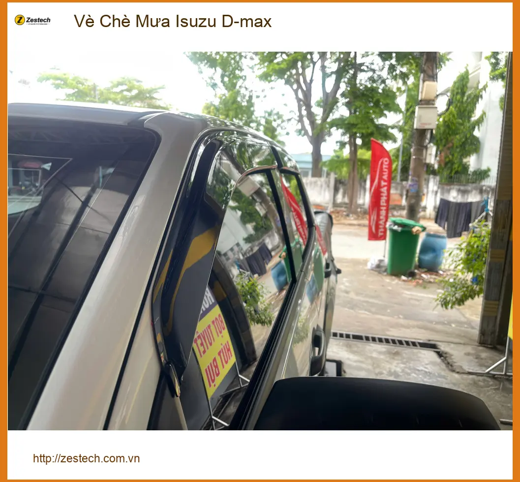 Chị Thùy Trang lắp vè che mưa Isuzu D-max Quận 4 để không bị hắt nước mưa vào khi hé kính ảnh thực tế 3