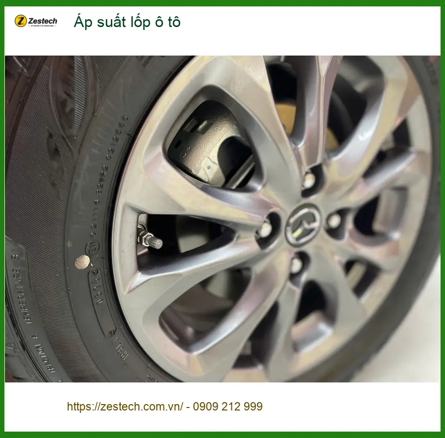 Anh Quang lắp áp suất lốp ô tô Hyundai SantaFe tại Bình Chánh để yên tâm lái xe