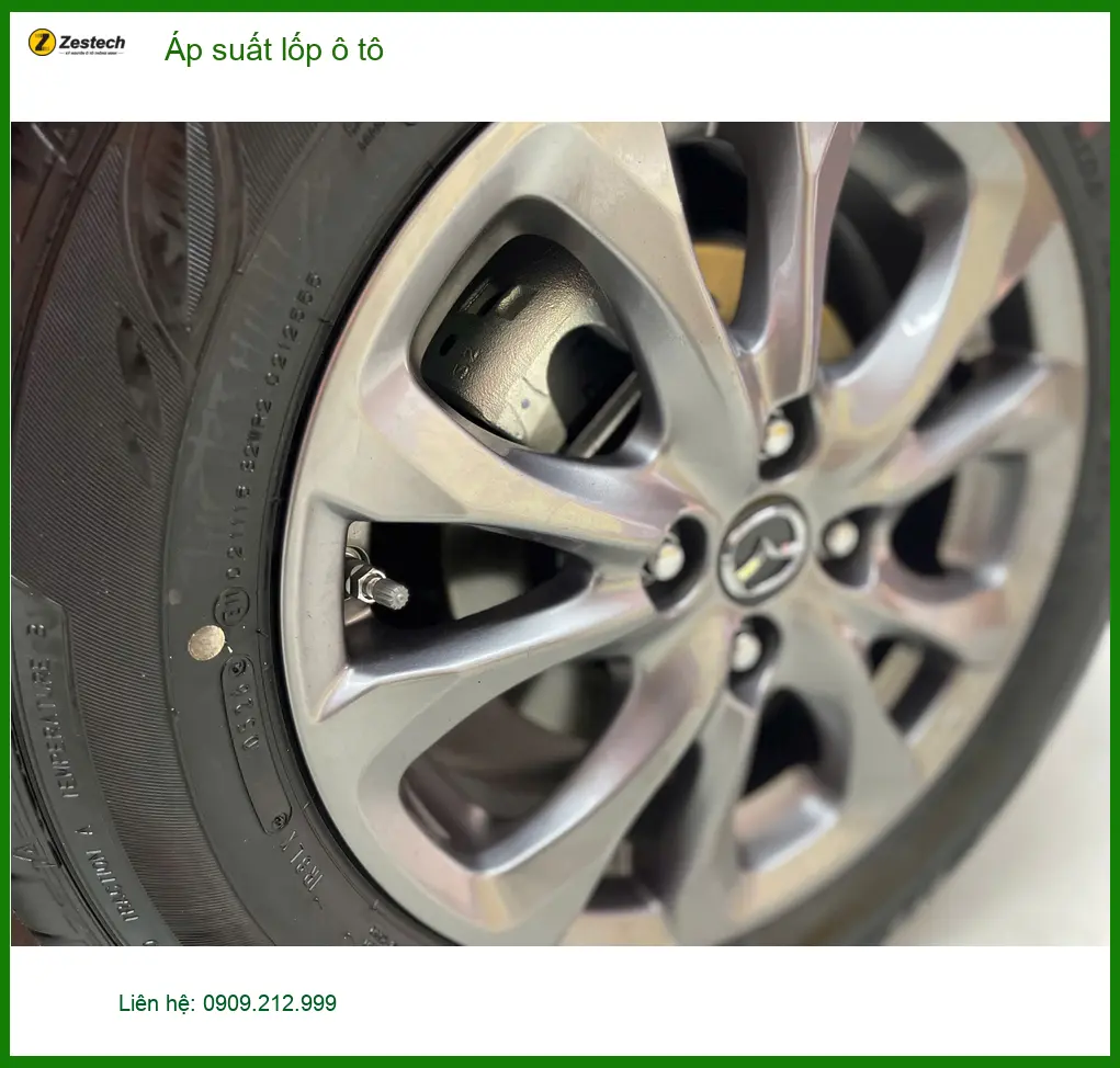 Cô Lan Anh lắp áp suất lốp ô tô cho Mazda 3 tại Quận 7 an toàn hơn