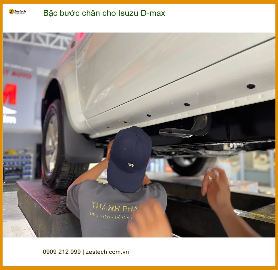 Anh Tùng lắp bậc bước chân Isuzu D-max tại Quận 8 để vợ con dễ dàng lên xuống xe