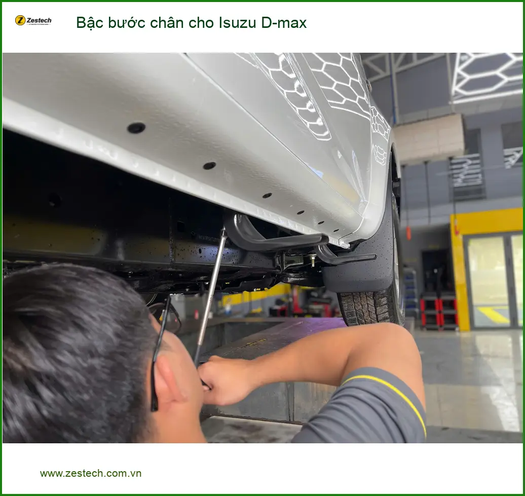 Anh Khôi lắp bậc bước chân Isuzu D-max tại Quận 11 để vợ con lên xuống tiện hơn