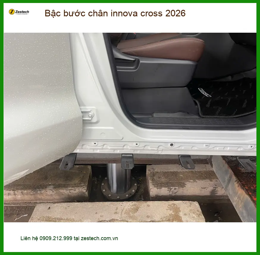 Anh Cường lắp bậc bước chân Innova Cross 2026 tại Quận Tân Bình