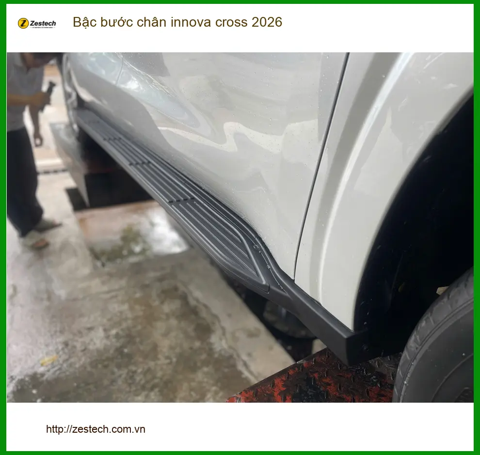 Anh Tùng lắp bậc bước chân Innova Cross 2026 chính hãng tại Quận 2