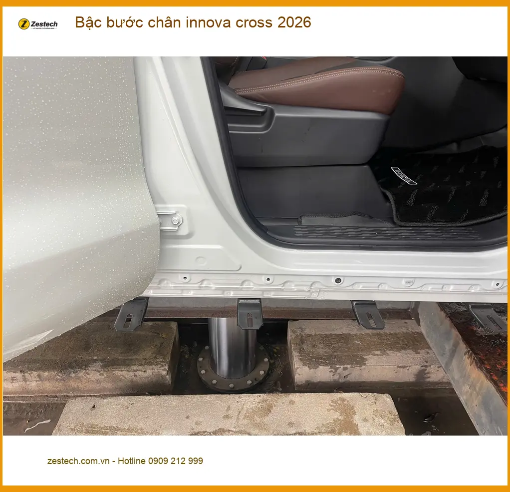 Anh Tùng lắp bậc bước chân Innova Cross 2026 chính hãng tại Quận 2 ảnh thực tế 2