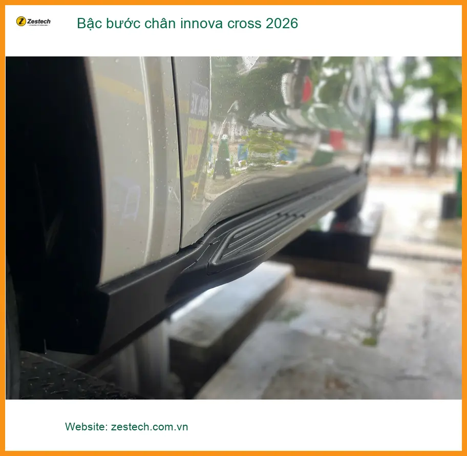 Anh Long lắp bậc bước chân Innova Cross 2026 tại Quận 5, tăng tiện ích ảnh thực tế 2