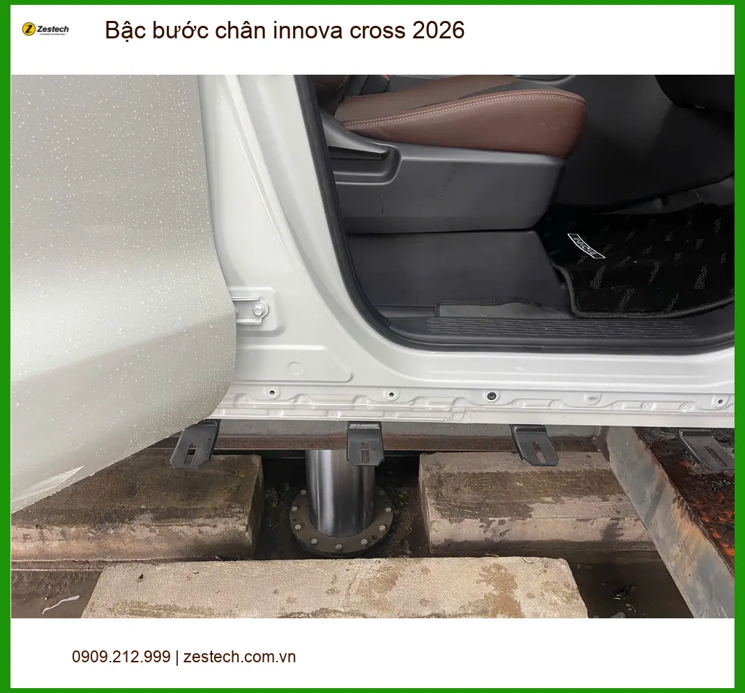 Anh Long lắp bậc bước chân Innova Cross 2026 tại Quận 5, tăng tiện ích ảnh thực tế 4