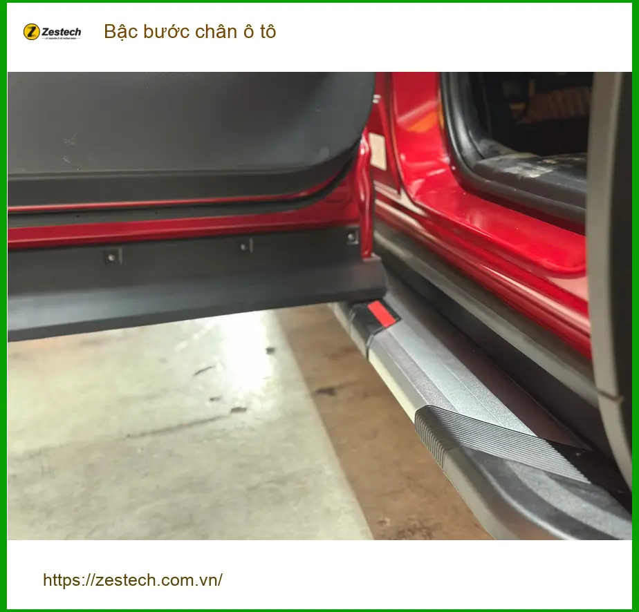 Chị Thảo lắp bậc bước chân ô tô cho Hyundai Creta tại Quận 3 để lên xuống xe tiện hơn cho bé nhỏ