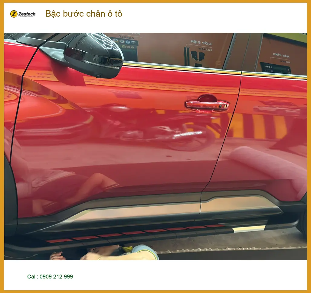 Chị Thảo lắp bậc bước chân ô tô cho Hyundai Creta tại Quận 3 để lên xuống xe tiện hơn cho bé nhỏ ảnh thực tế 3