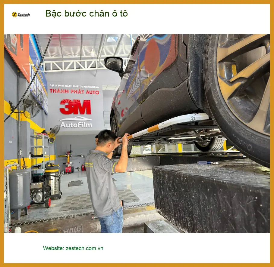 Chị Thùy Linh lắp bậc bước chân ô tô Kia Carnival cho gia đình tại Quận 2