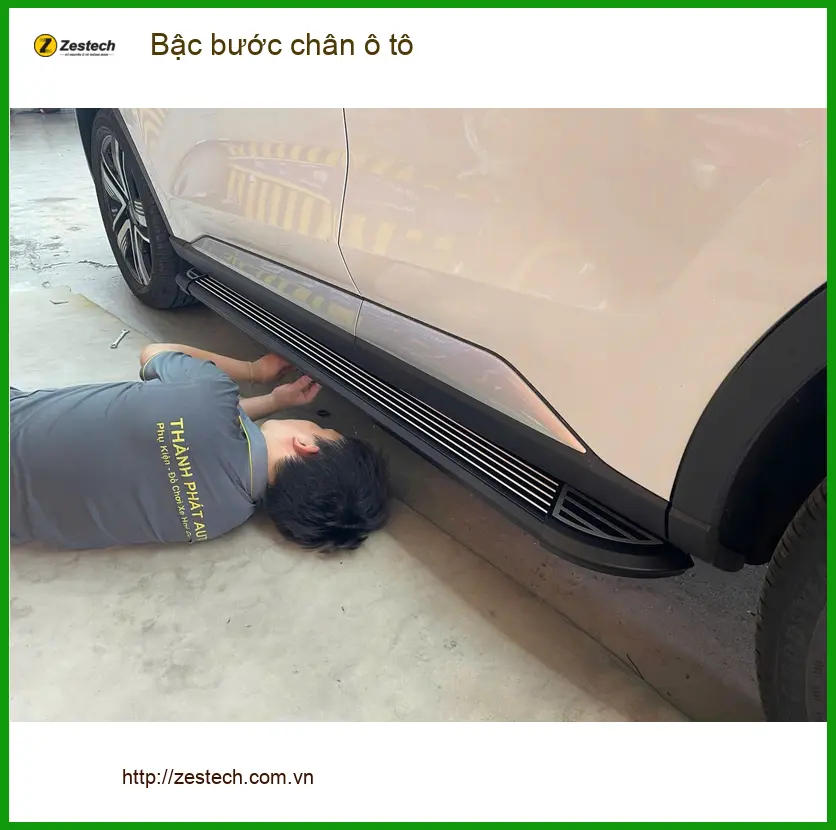 Chị Mai Anh gắn bậc bước chân ô tô Hyundai Creta Quận 2 cho con nhỏ dễ lên xuống.