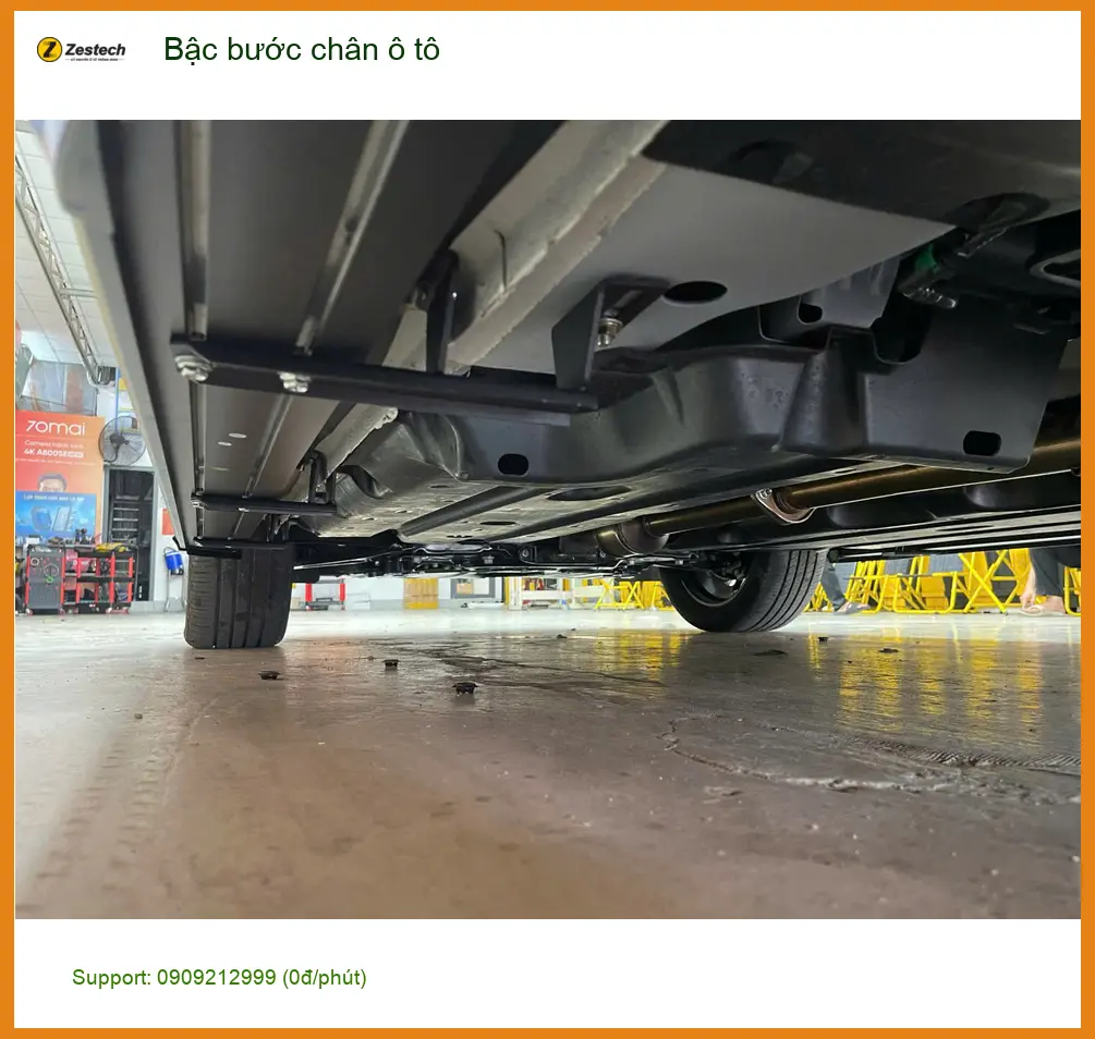 Chị Mai Anh gắn bậc bước chân ô tô Hyundai Creta Quận 2 cho con nhỏ dễ lên xuống. ảnh thực tế 2