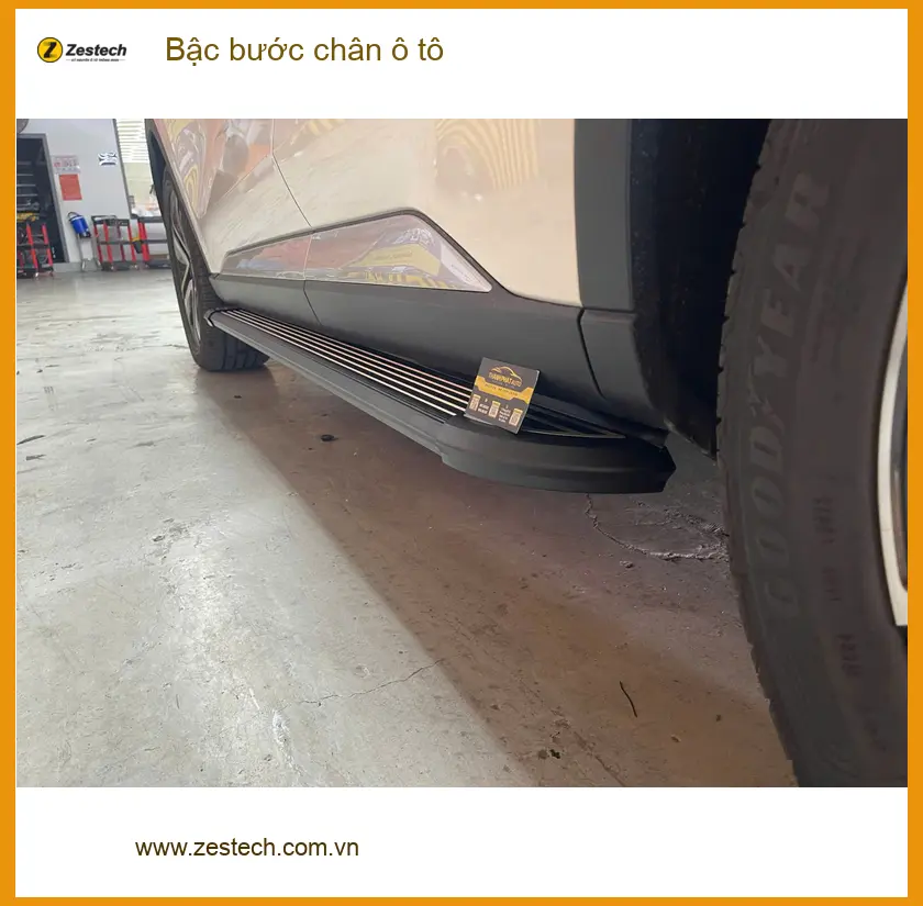 Chị Mai Anh gắn bậc bước chân ô tô Hyundai Creta Quận 2 cho con nhỏ dễ lên xuống. ảnh thực tế 3