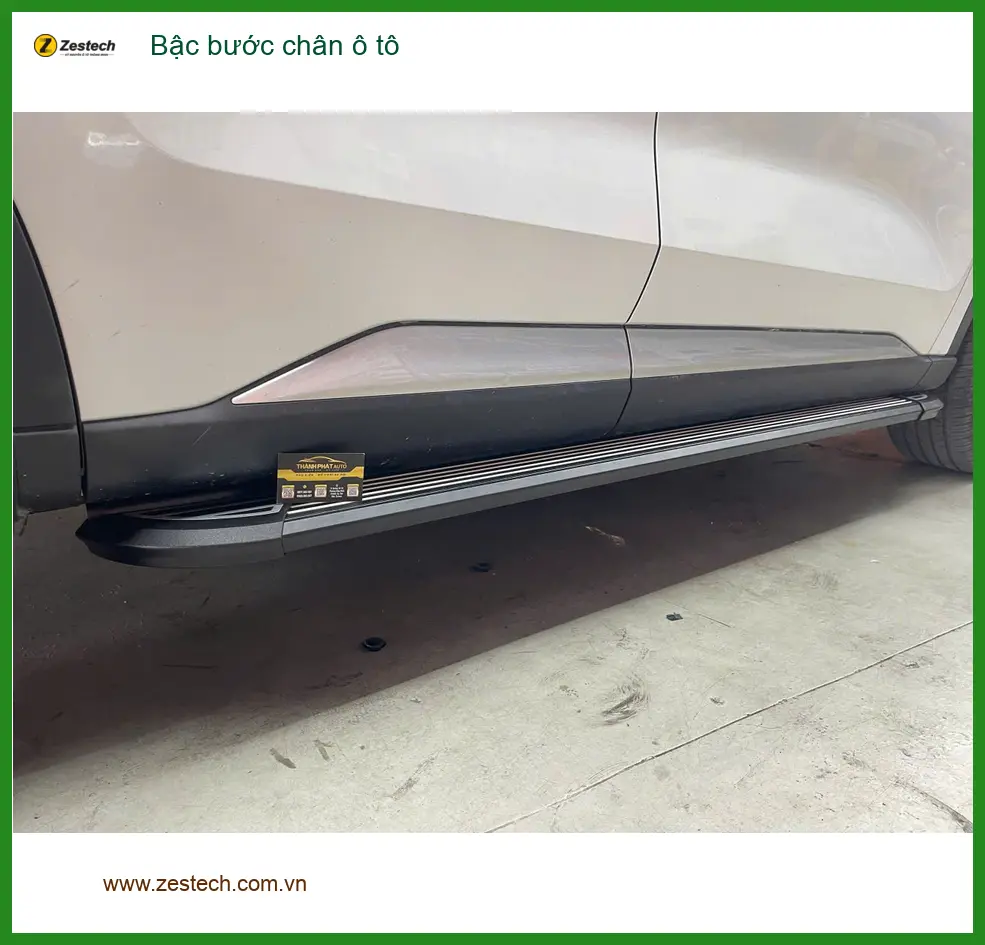 Chị Mai Anh gắn bậc bước chân ô tô Hyundai Creta Quận 2 cho con nhỏ dễ lên xuống. ảnh thực tế 5