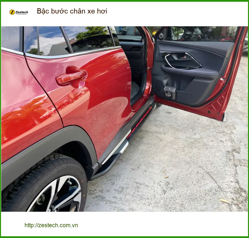 Anh Kiên lắp bậc bước chân xe Hyundai Santa Fe ở Quận 12 để lên xuống tiện hơn