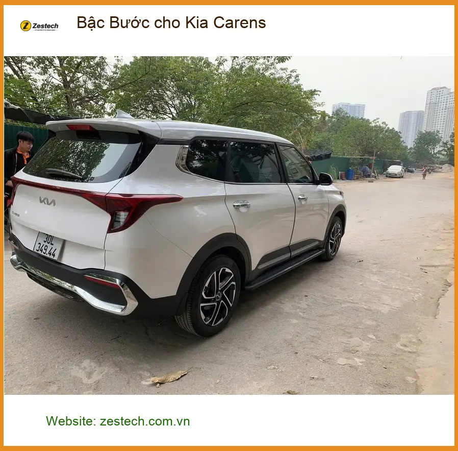 Anh Minh lắp Bậc Bước cho Kia Carens tại Quận 7 để tiện cho gia đình lên xuống xe